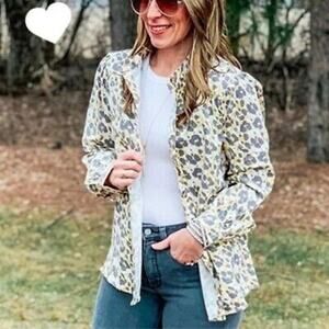 CAbi Womens Providence Shirt Jacket Size Medium Casual Animal Print Shacket Cute